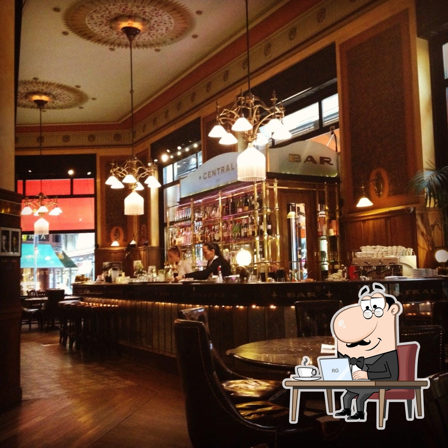 Интерьер "Centrál Grand Cafe & Bar".