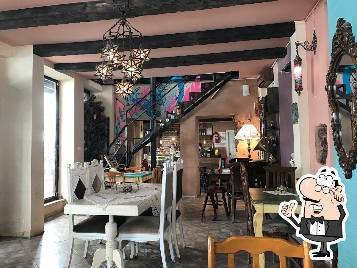 Интерьер "Arada Cafe".