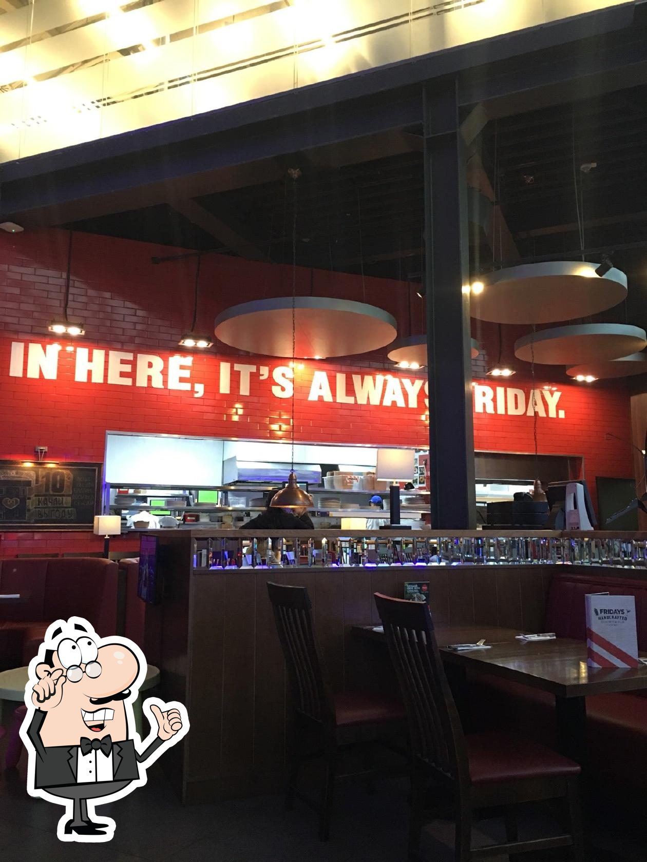 Посмотрите на внутренний интерьер "TGI Fridays".