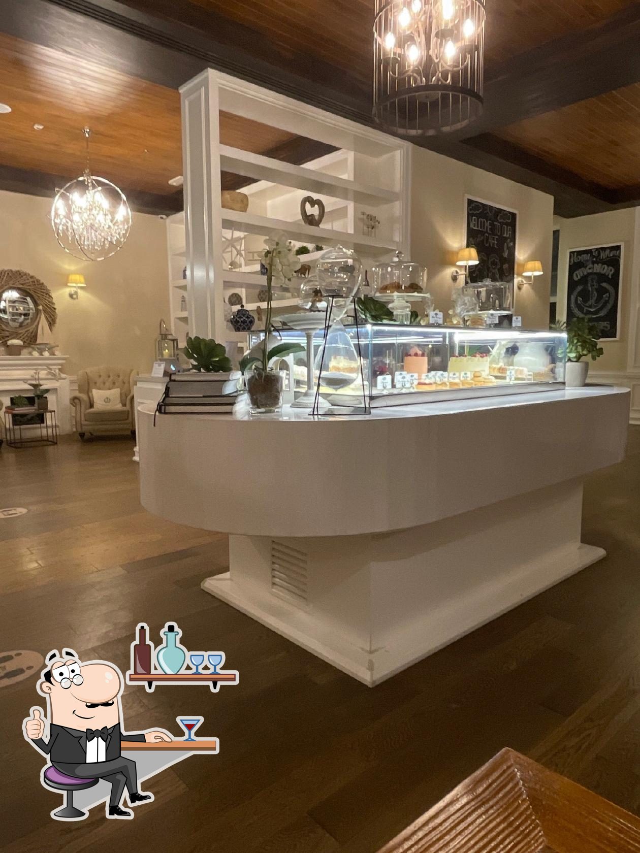 Посмотрите на внутренний интерьер "The Hamptons Cafe".