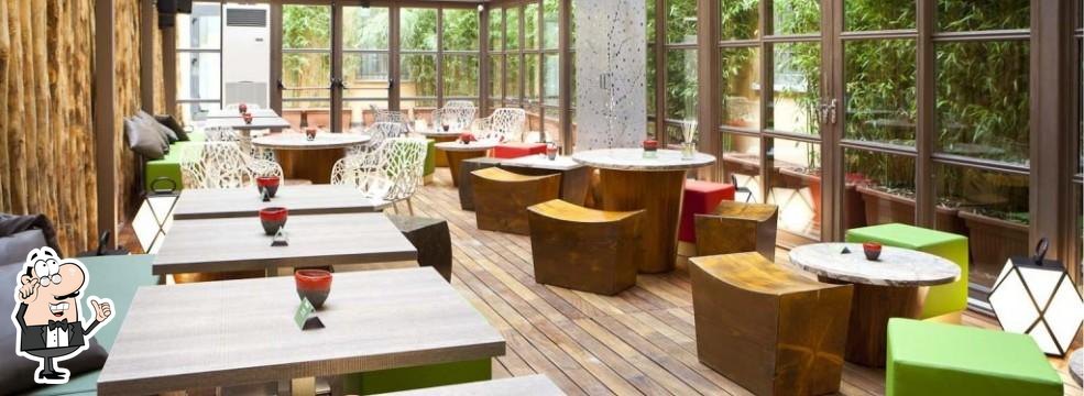Посмотрите на внутренний интерьер "Foresta Woodbar".