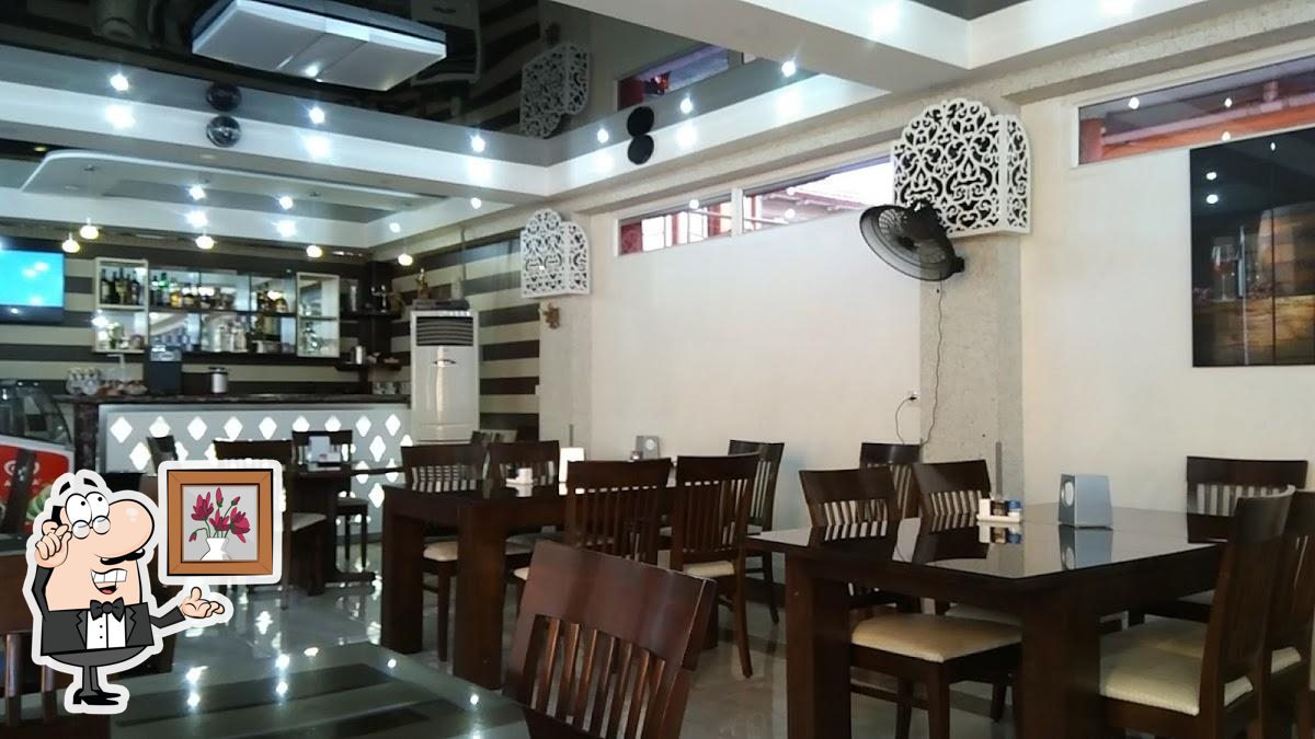 Посмотрите на внутренний интерьер "Restaurant Princess".