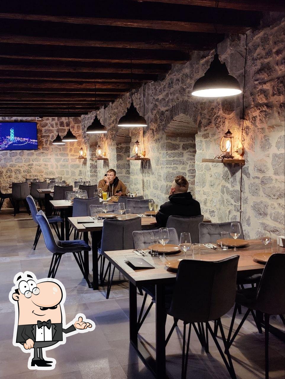 Посмотрите на внутренний интерьер "Amber restaurant".