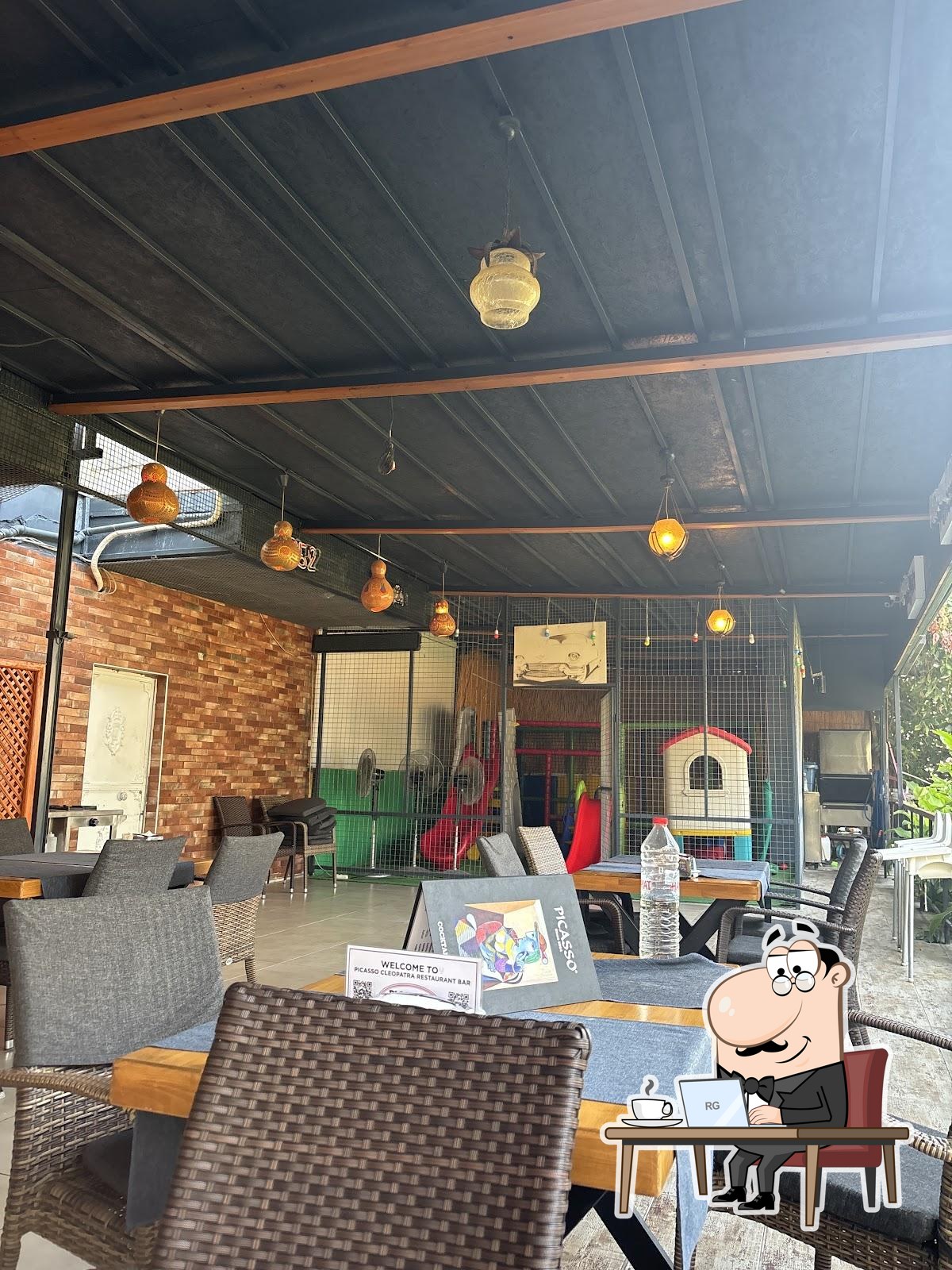 Посмотрите на внутренний интерьер "Picasso Cleopatra Restaurant & Bar".