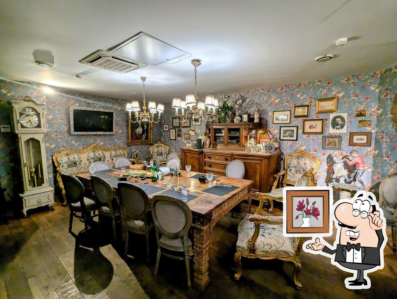 Посмотрите на внутренний интерьер "Арт-Кафе Рукав".