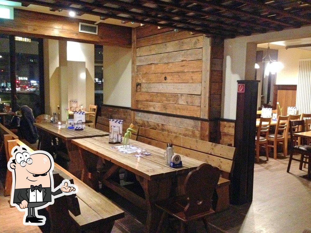Посмотрите на внутренний интерьер "Hofbräu Wirtshaus Speersort".