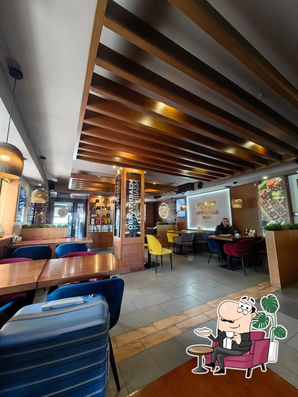 Посмотрите на внутренний интерьер "Traveler's Coffee".