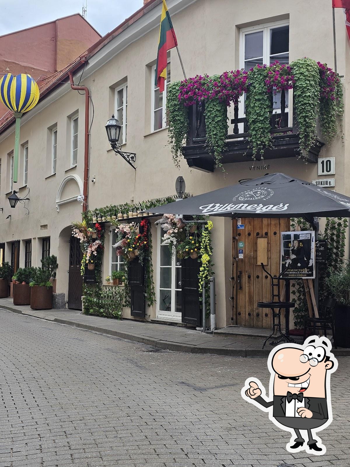 Посмотрите на внутренний интерьер "Notre Vie Bistro and Wine Shop".