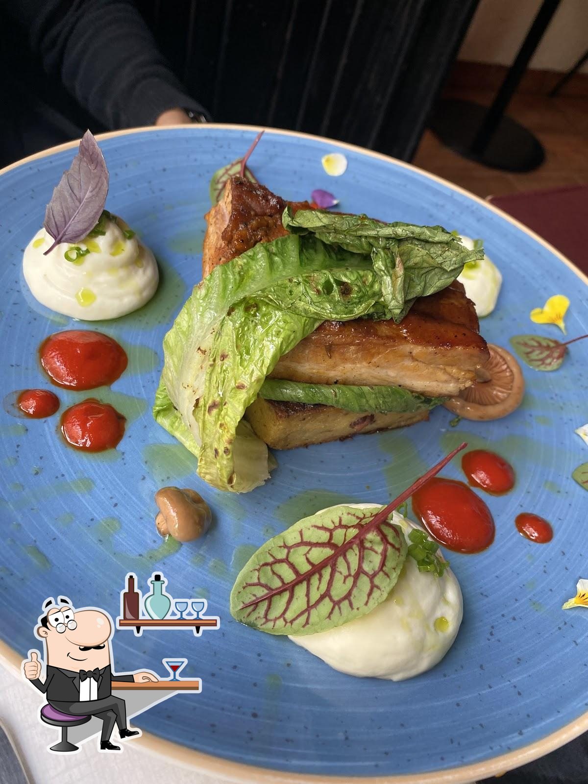 Интерьер "Old Town Restaurant and Wine Bar".