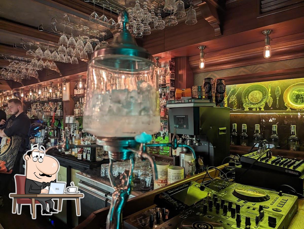 Посмотрите на внутренний интерьер "Zelda Bar".