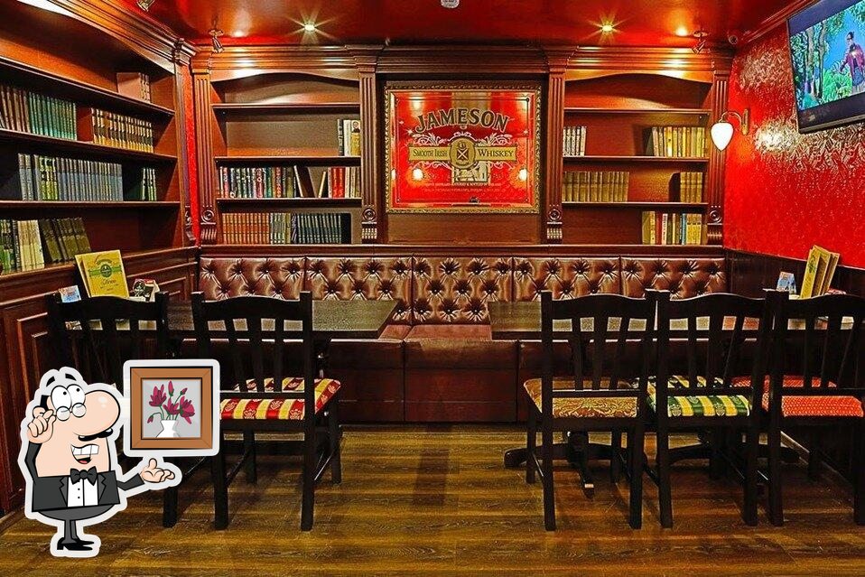 Посмотрите на внутренний интерьер "O'Connell's Pub".