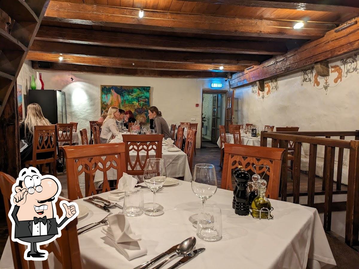 Посмотрите на внутренний интерьер "Restoran Controvento".
