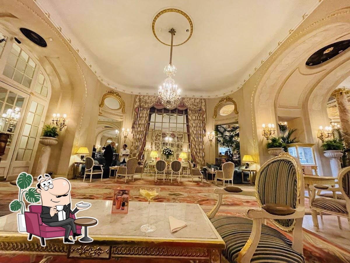 Посмотрите на внутренний интерьер "The Ritz Resturant".