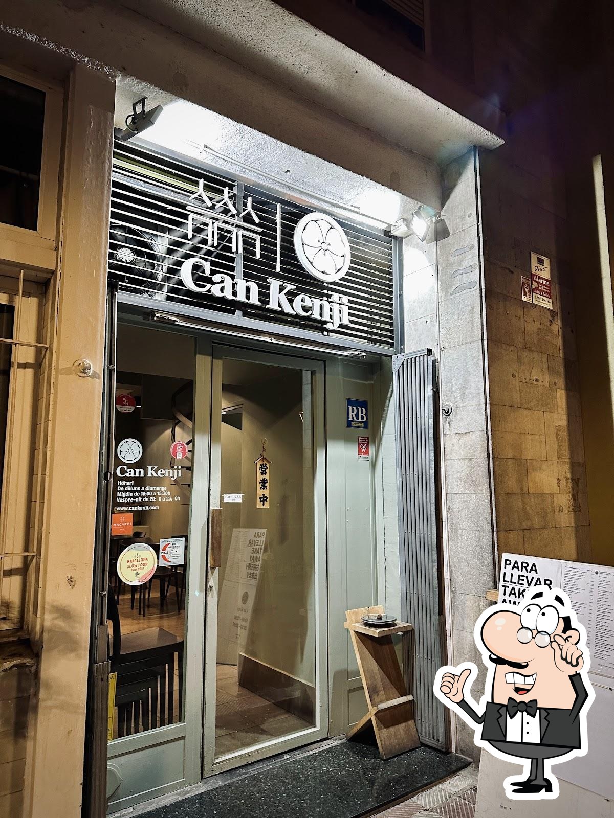 Посмотрите на внутренний интерьер "Can Kenji".
