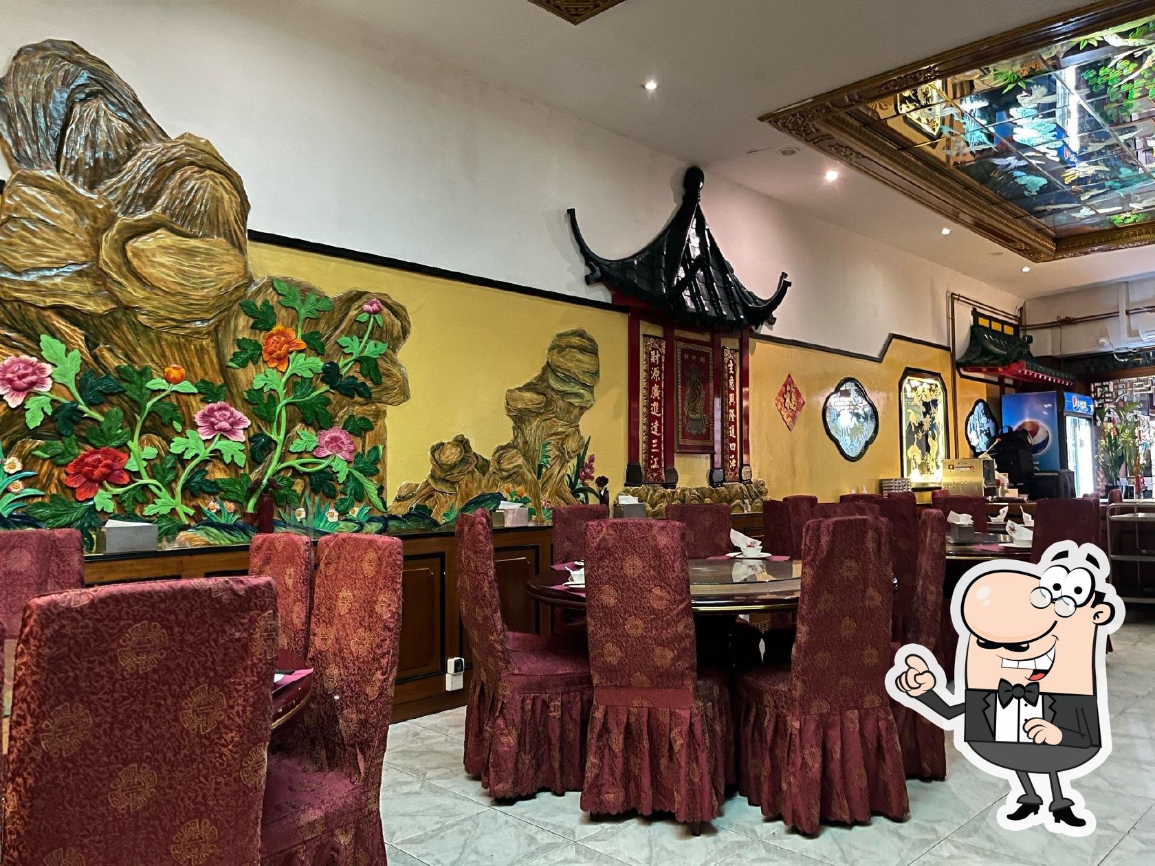 Забронируйте столик в "Chinatown Restaurant".