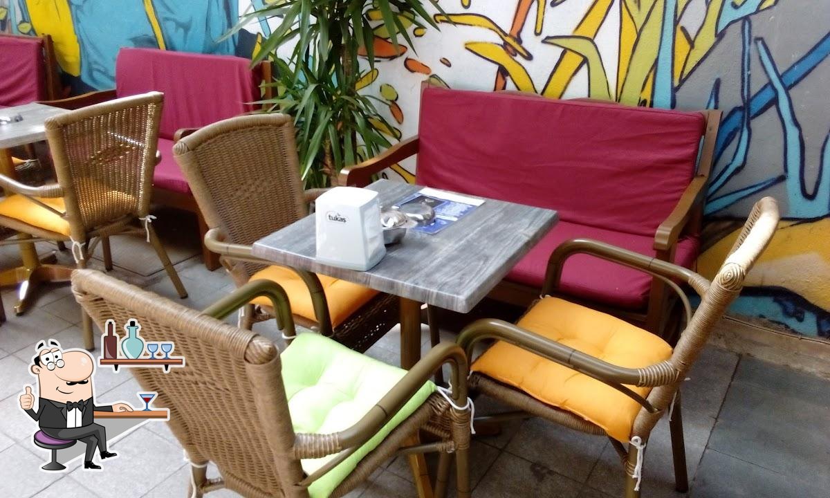 Посмотрите на внутренний интерьер "Kafeka Nargile Cafe Restaurant".