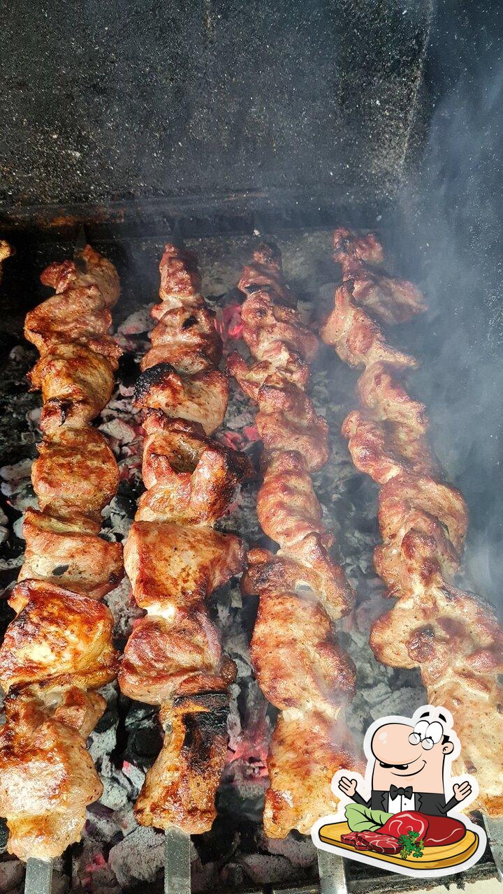 Мясные блюда подают в "Шаурма".