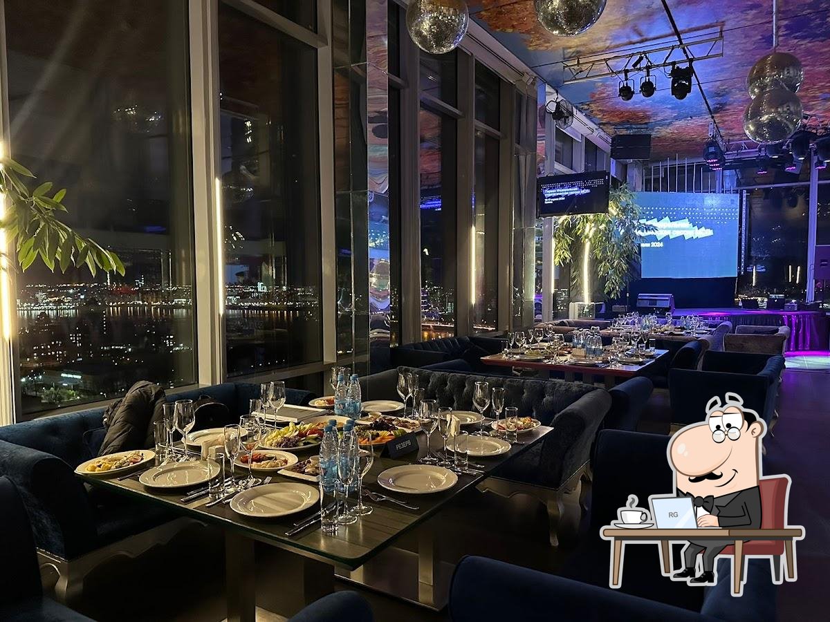 Забронируйте столик в "Extra Lounge".