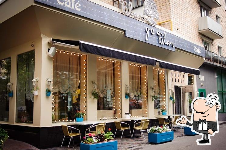 Посмотрите на внутренний интерьер "Блан де Блан".