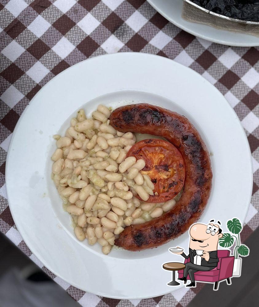Посмотрите на внутренний интерьер "Taverna El Glop".