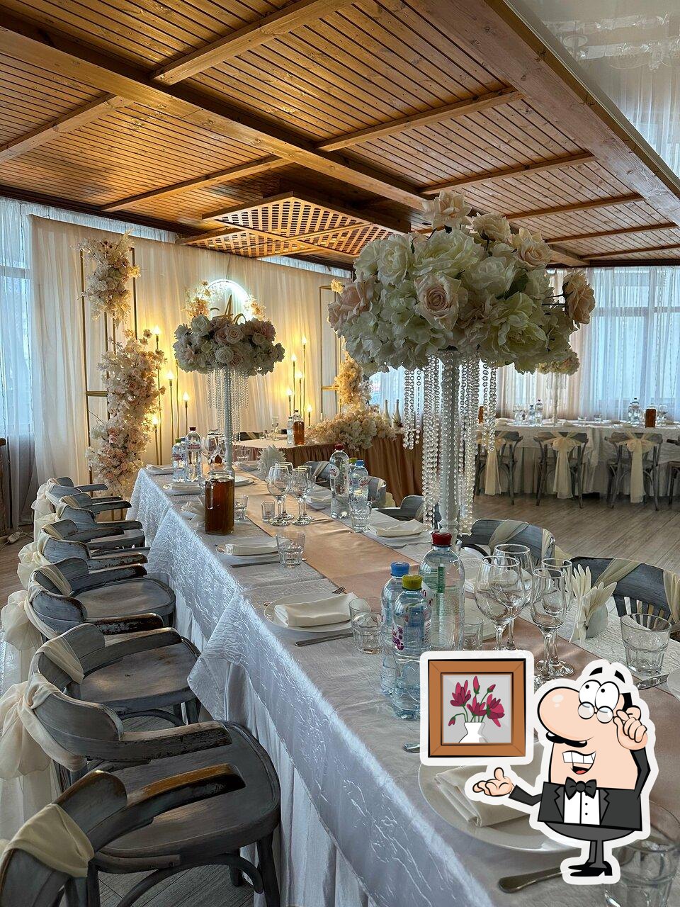 Посмотрите на внутренний интерьер "Пиратская харчевня".