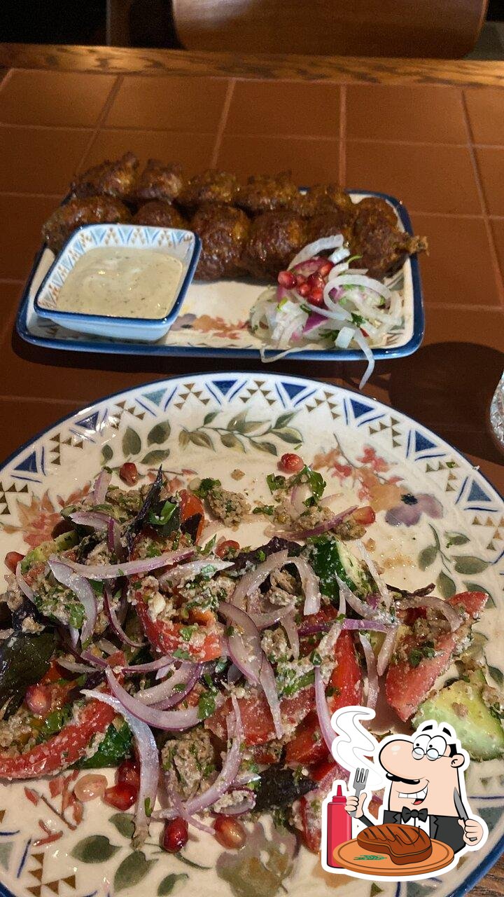 Тут большое количество мясных блюд.