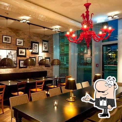 Посмотрите на внутренний интерьер "L'Osteria".