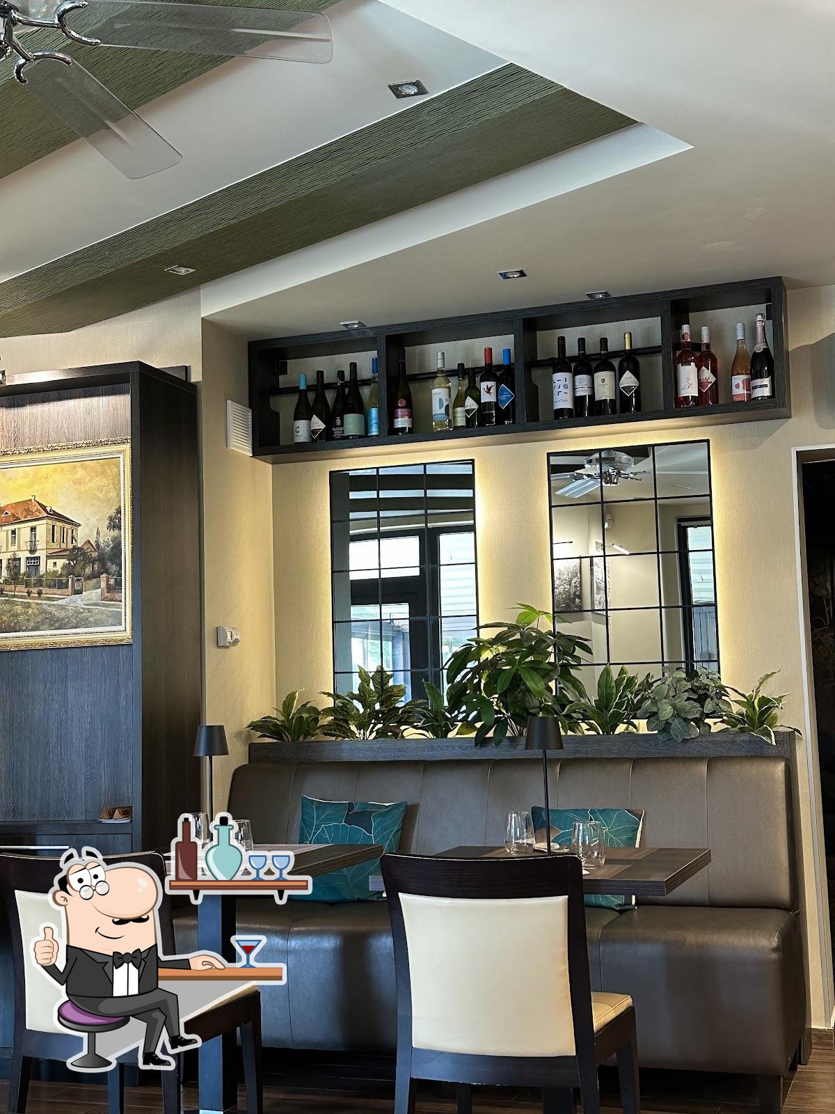 Посмотрите на внутренний интерьер "Liget Royal Restaurant".