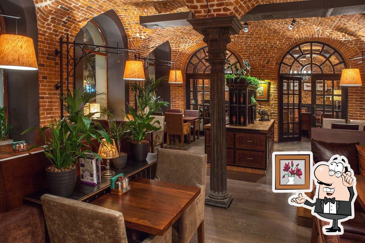 Посмотрите на внутренний интерьер "Стейк Хаус Бутчер".