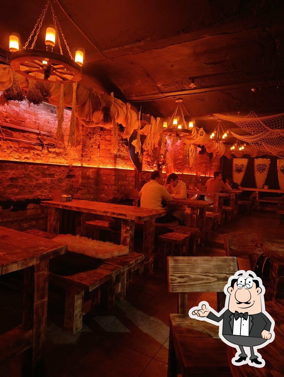 Интерьер "Таверна Под Ведьмачьим Мечом".