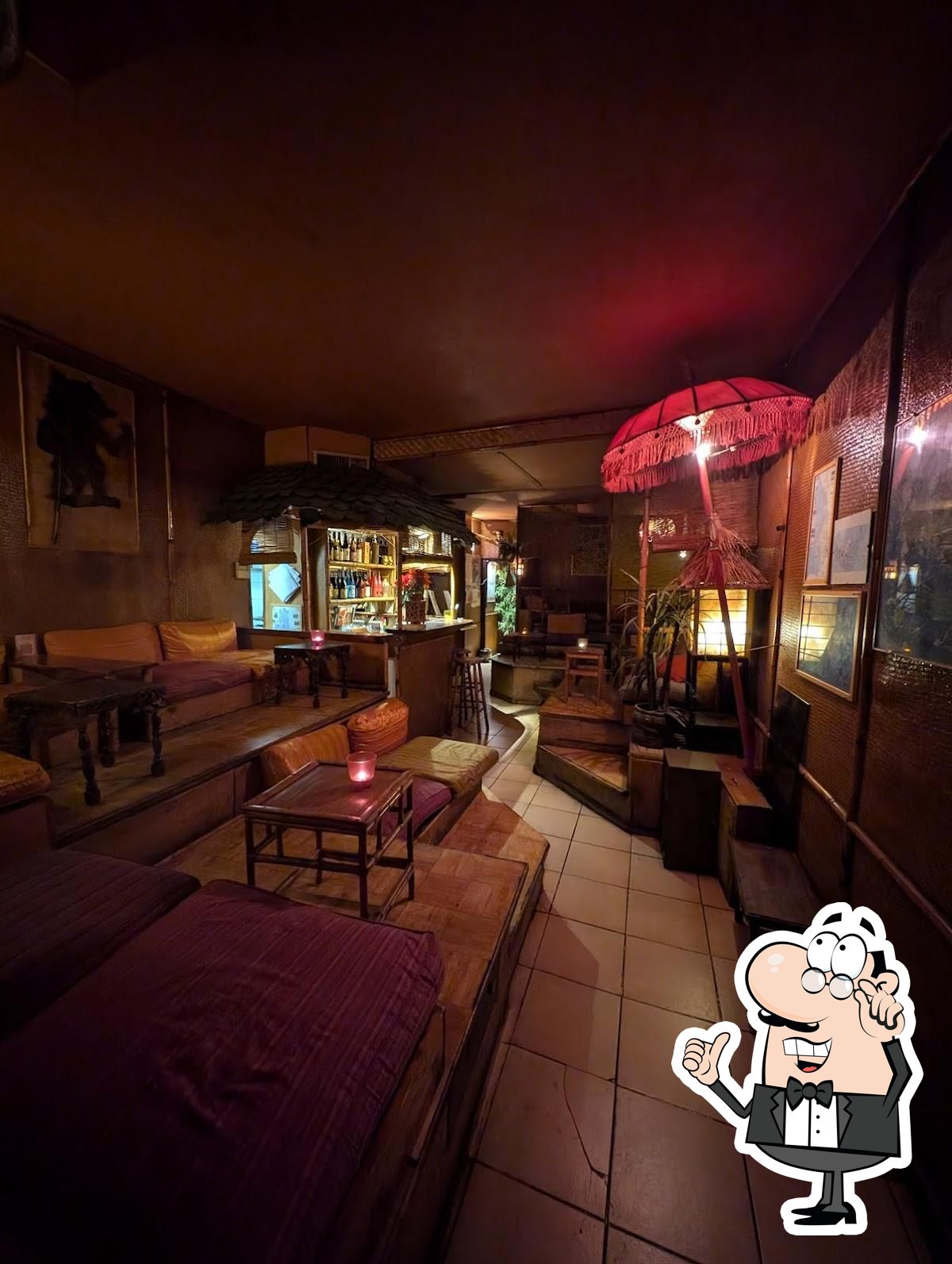 Посмотрите на внутренний интерьер "Bali Bar".