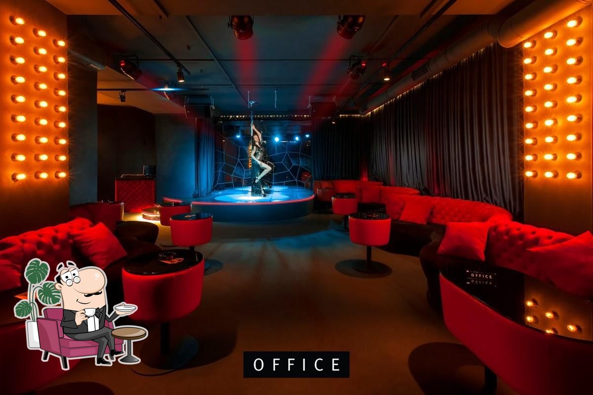 Посмотрите на внутренний интерьер "OFFICE strip club".