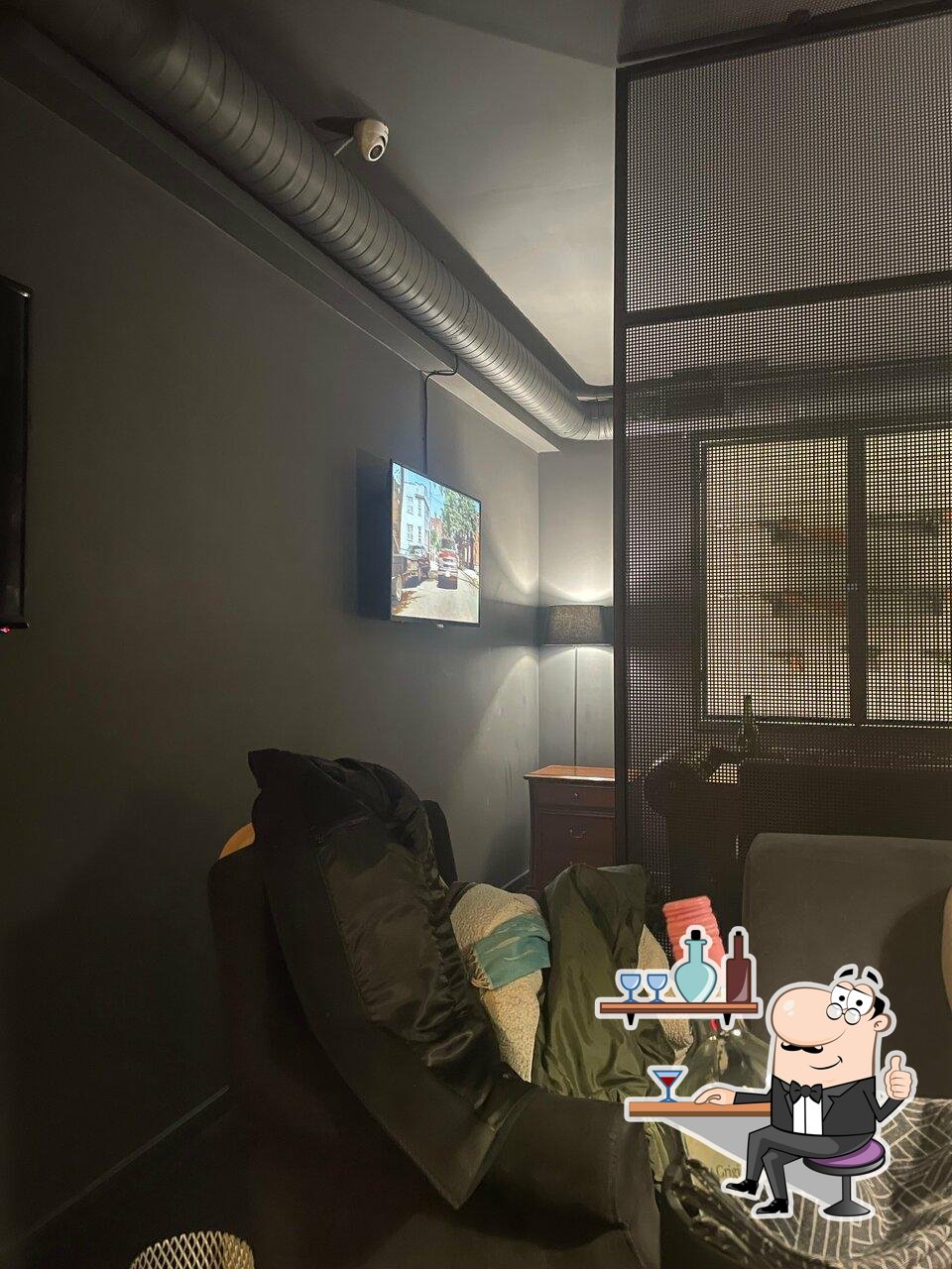 Посмотрите на внутренний интерьер "Lounge bar 42".