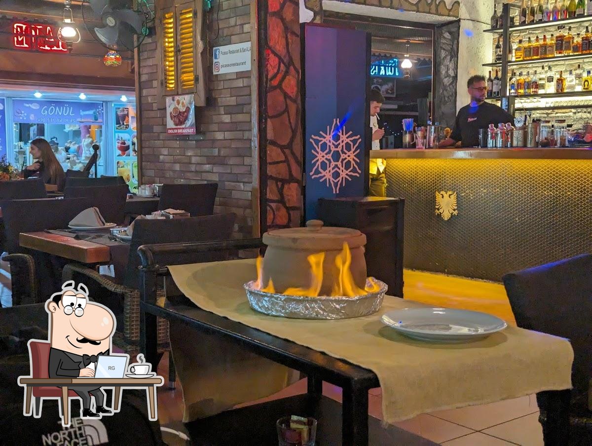 Интерьер "Picasso Cleopatra Restaurant & Bar".