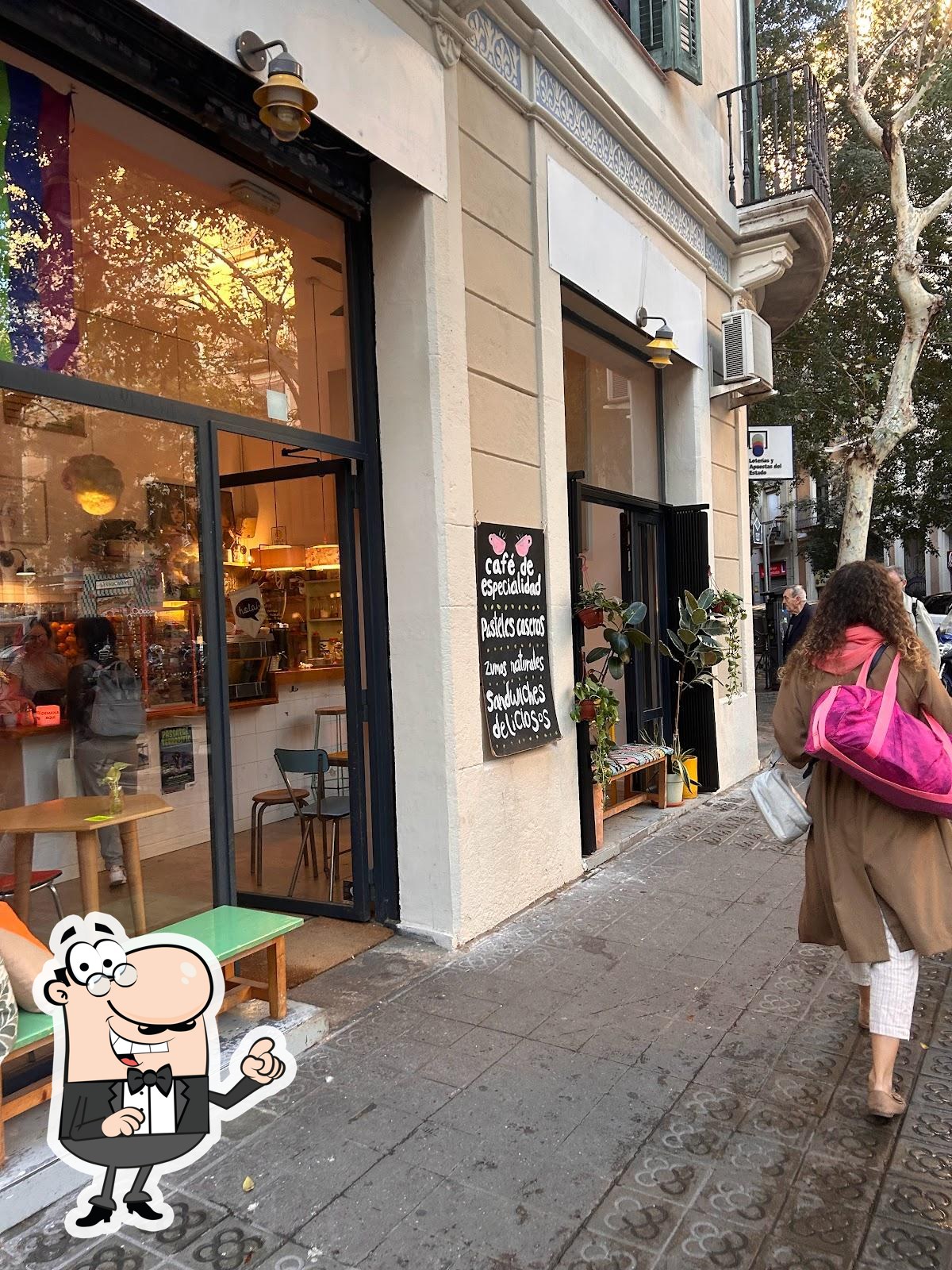 Посмотрите на внутренний интерьер "Café Cometa".