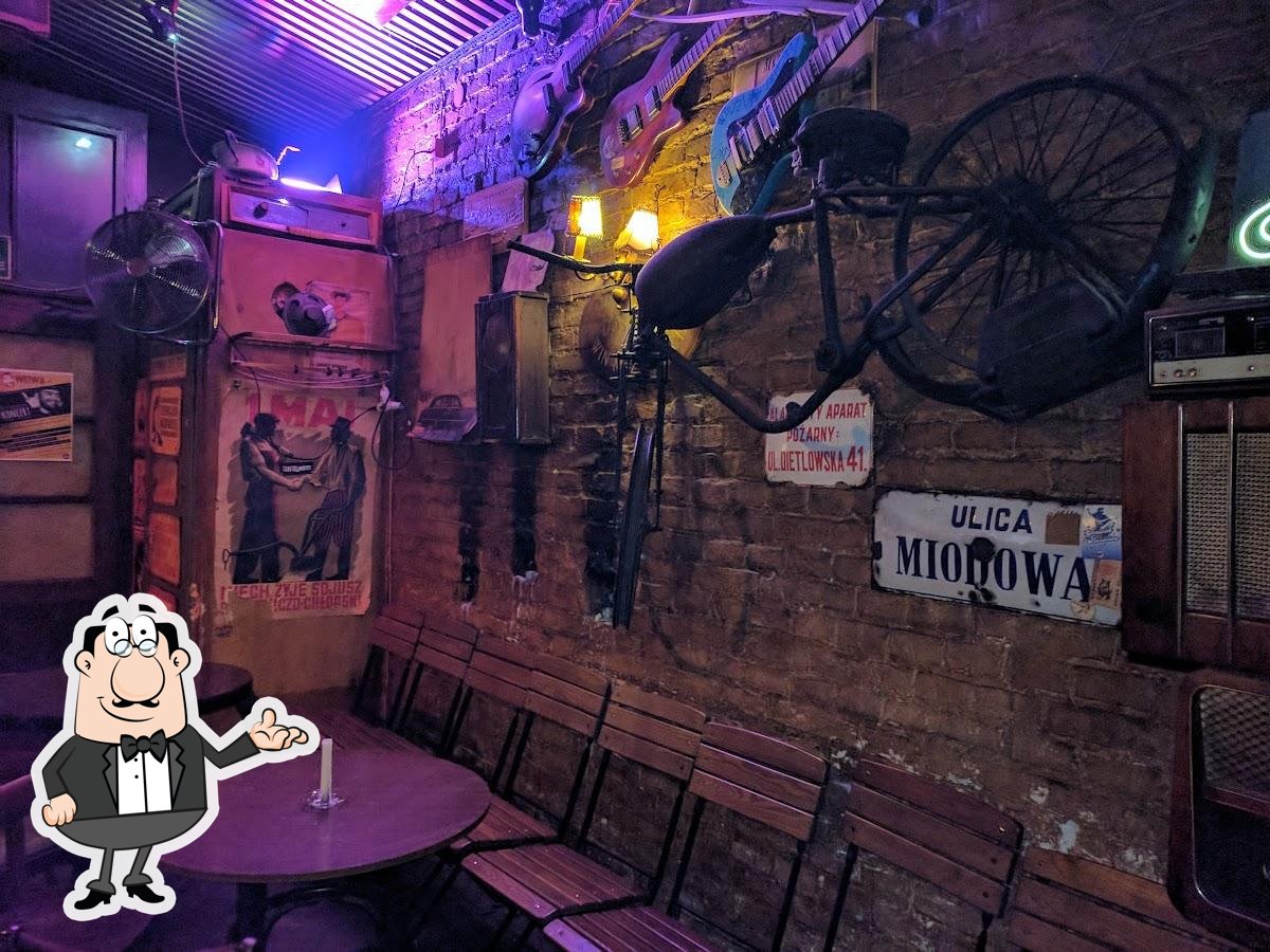 Интерьер "Propaganda Pub".