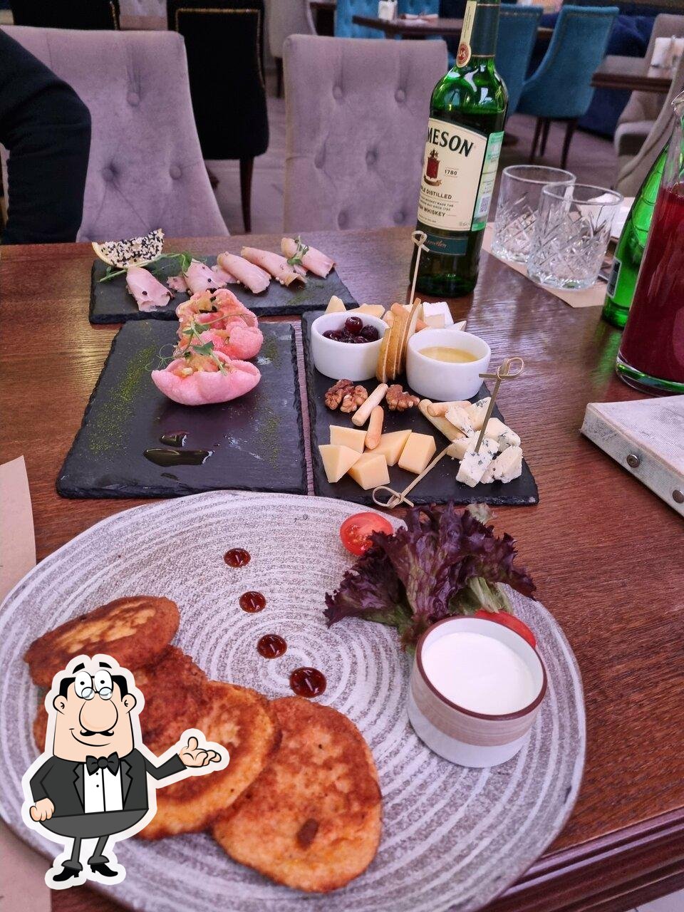 Посмотрите на внутренний интерьер "Каспий".