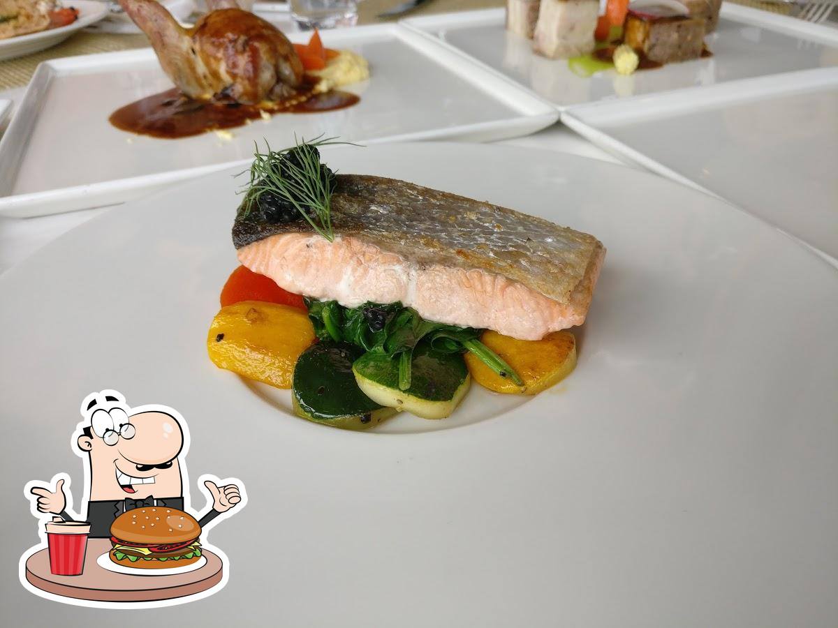 В "Le 188° Restaurant & Lounge" вы можете  отведать гамбургеры.