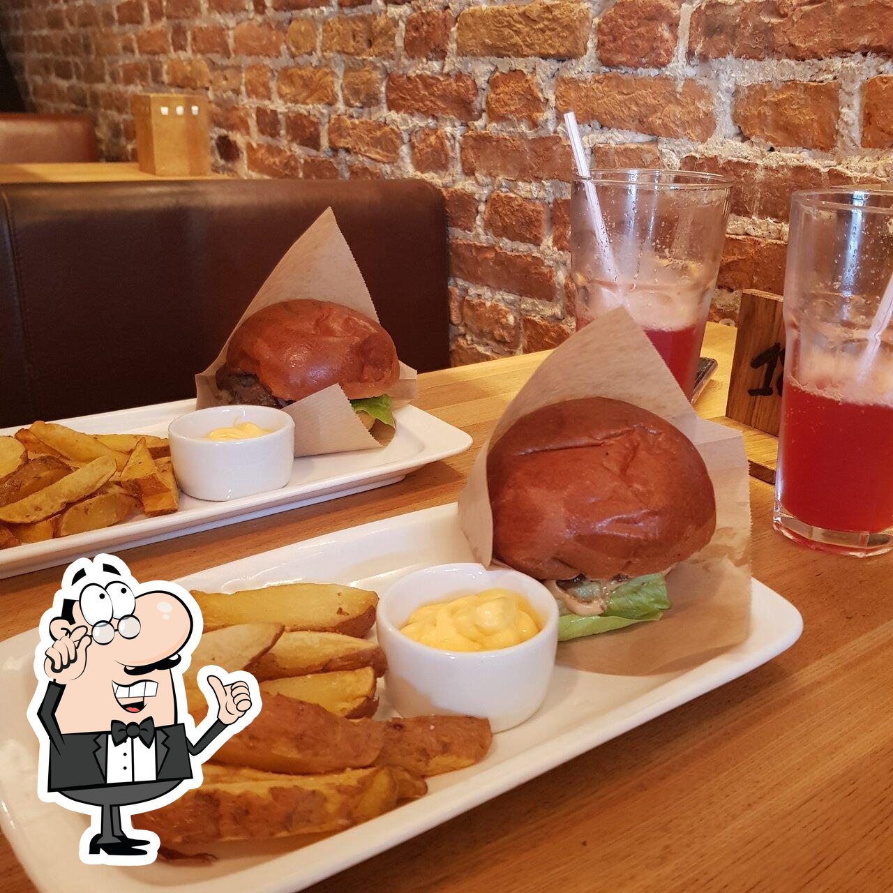 Посмотрите на внутренний интерьер "City Grill".