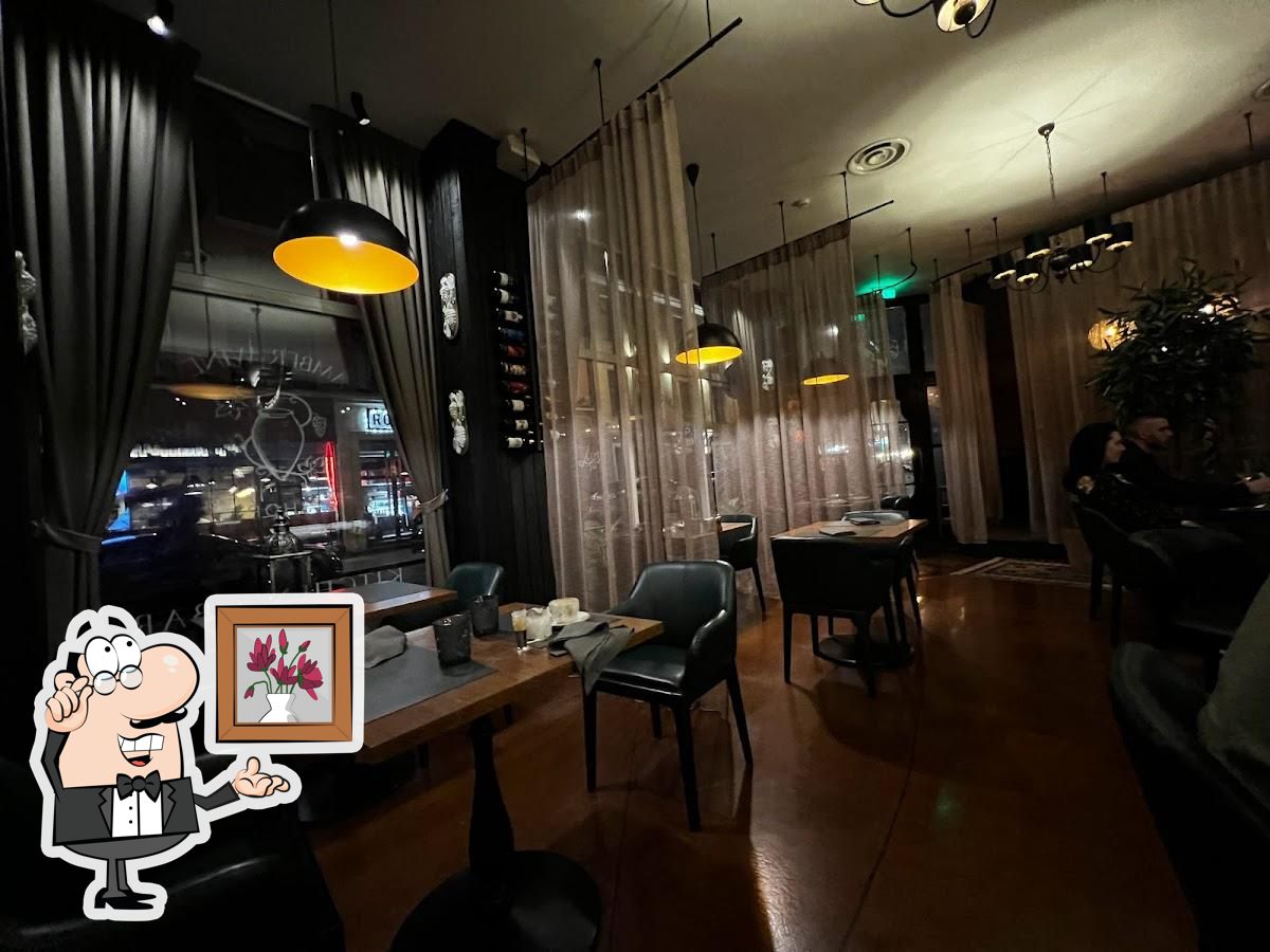 Посмотрите на внутренний интерьер "Locale Restaurant".