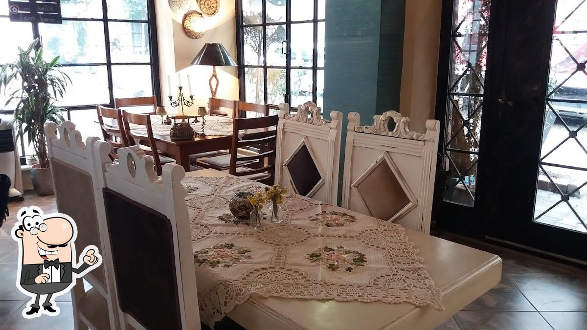 Посмотрите на внутренний интерьер "Arada Cafe".