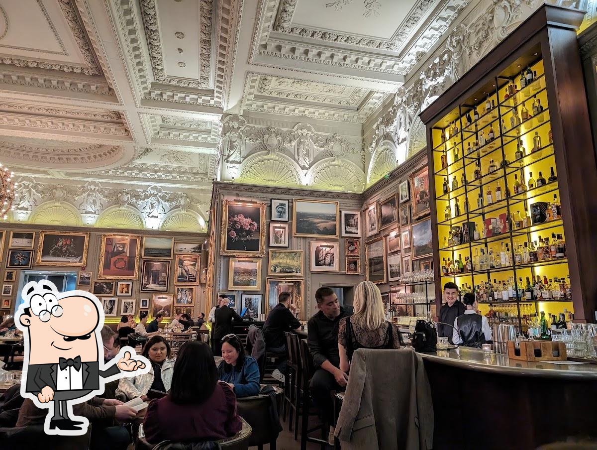 Посмотрите на внутренний интерьер "Berners Tavern".