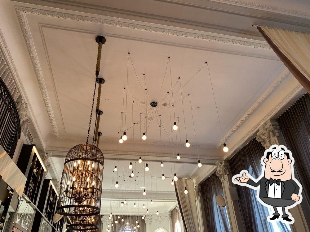 Забронируйте столик в "Brasserie 701".