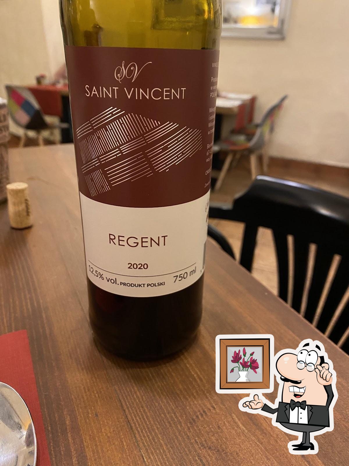 Посмотрите на внутренний интерьер "Old Town Restaurant and Wine Bar".