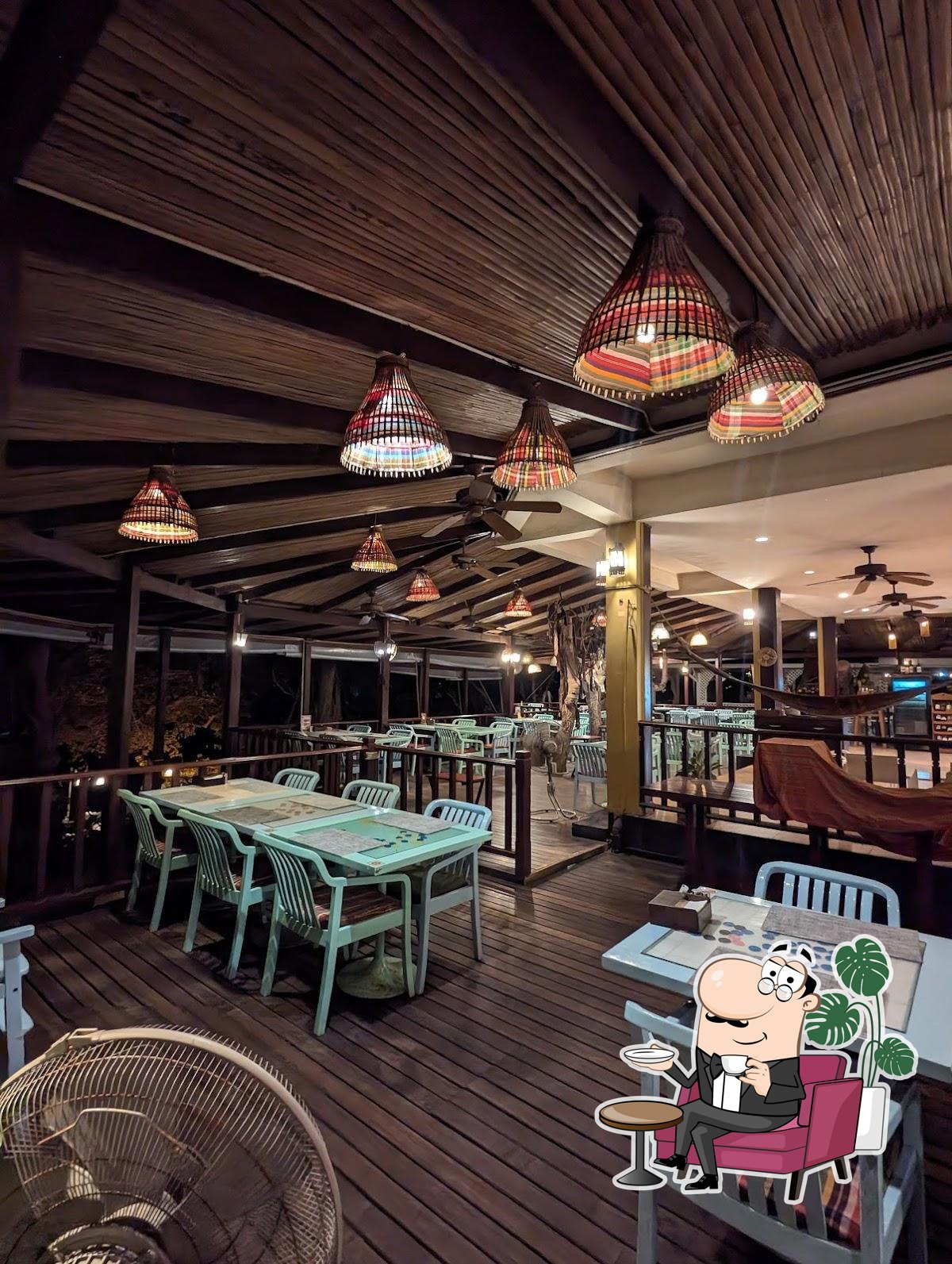 Посмотрите на внутренний интерьер "Cabbages & Condoms Restaurant Pattaya".