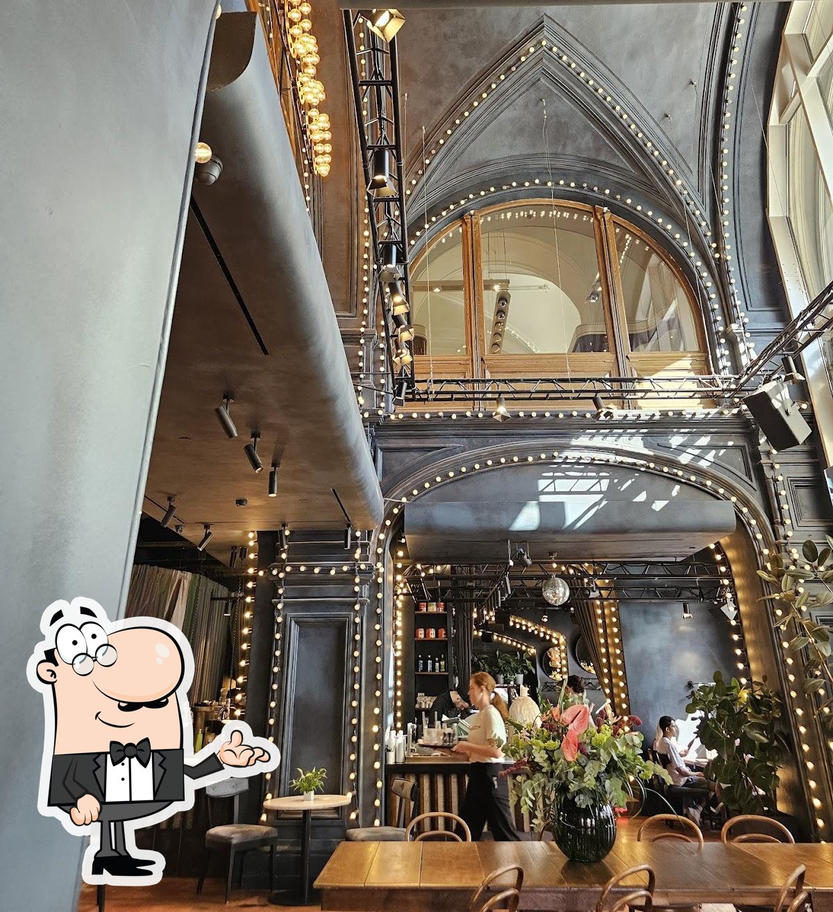 Посмотрите на внутренний интерьер "Bosco Cafe".