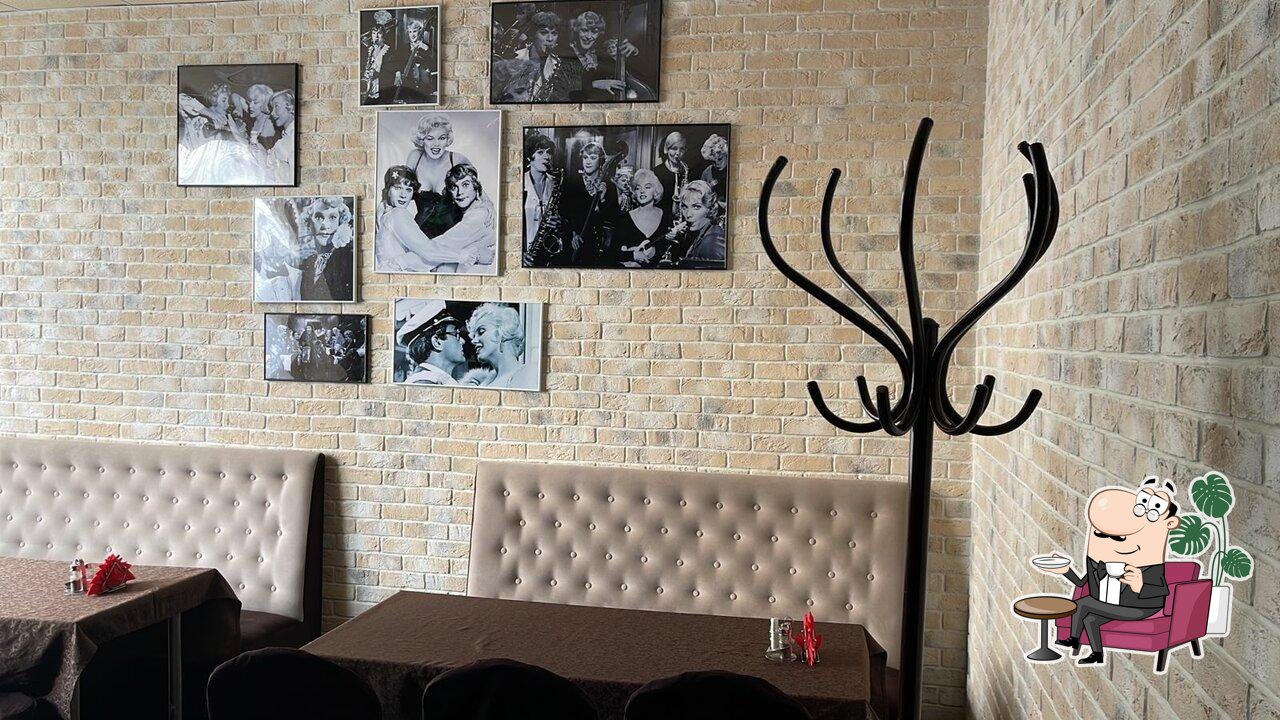 Посмотрите на внутренний интерьер "Mix Cafe".