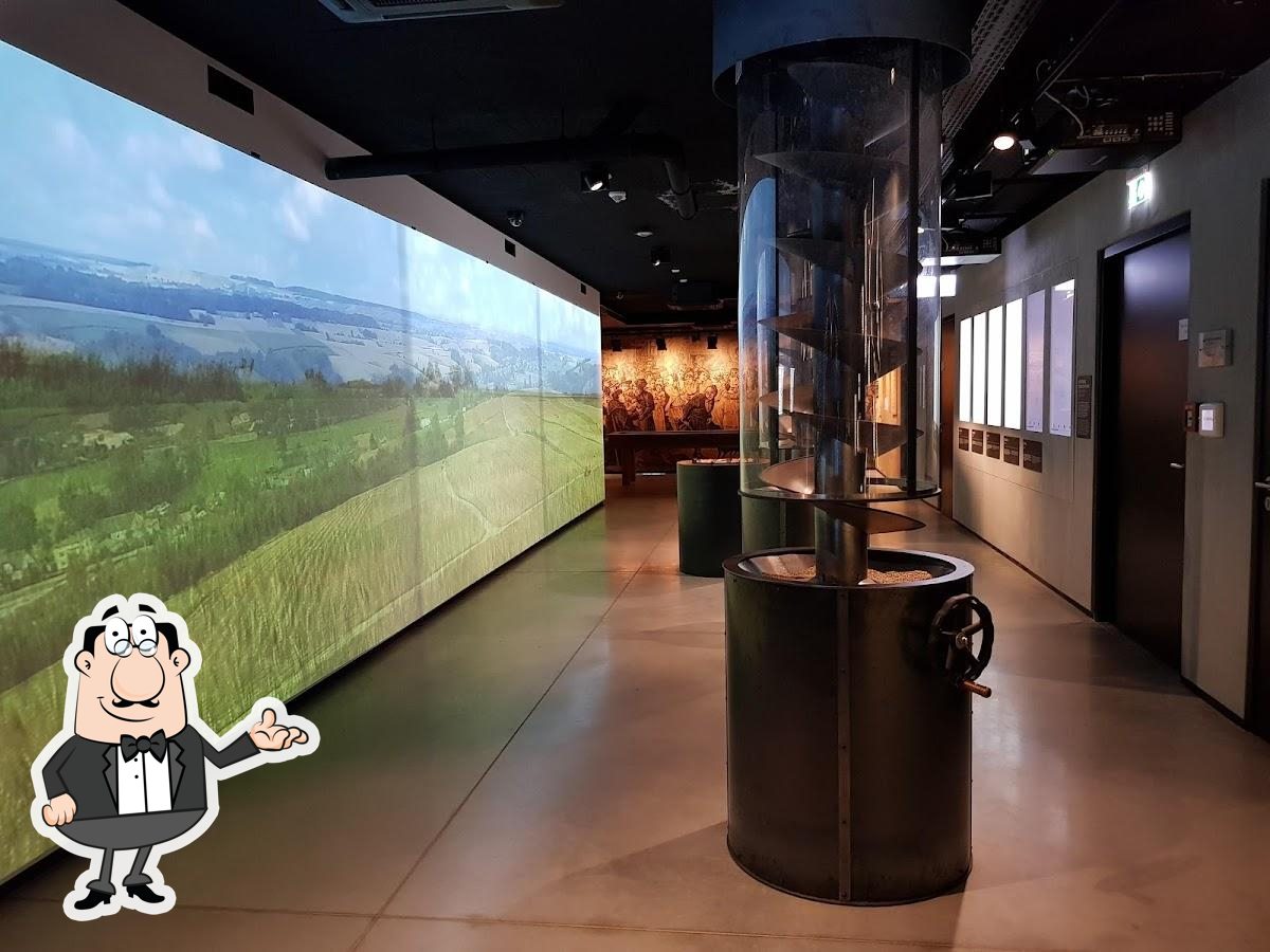 Посмотрите на внутренний интерьер "Polish Vodka Museum".