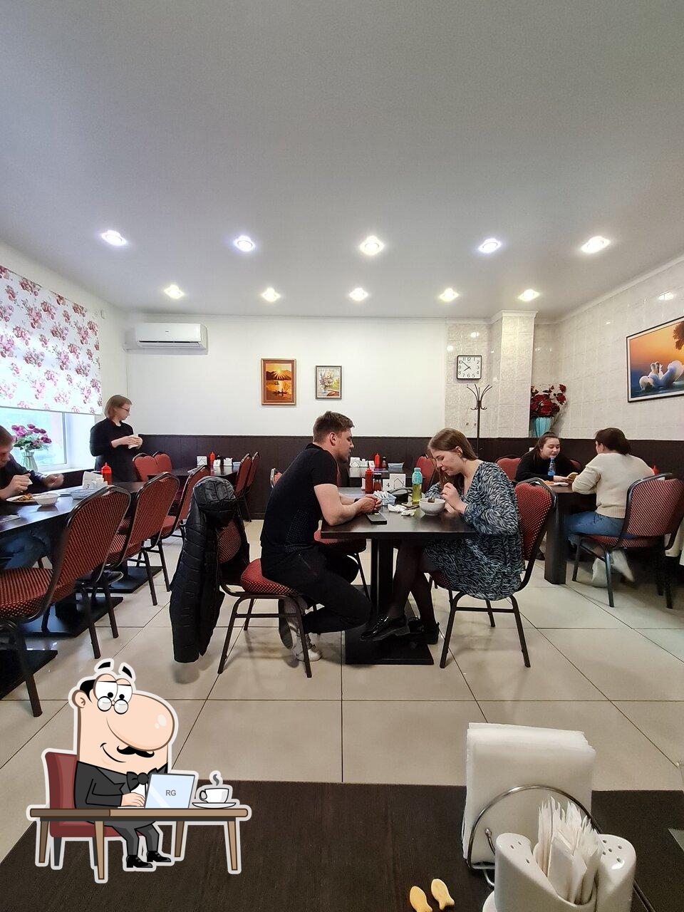 Посмотрите на внутренний интерьер "Viet Pho".