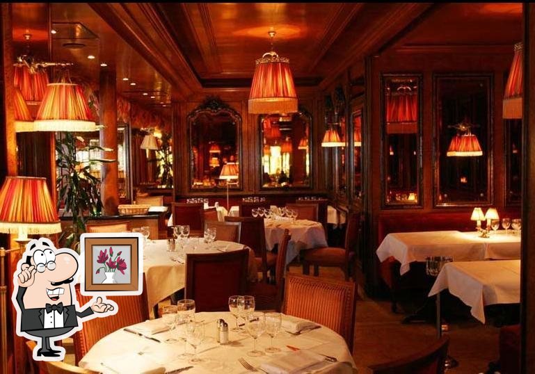 Забронируйте столик в "Chez Francis".